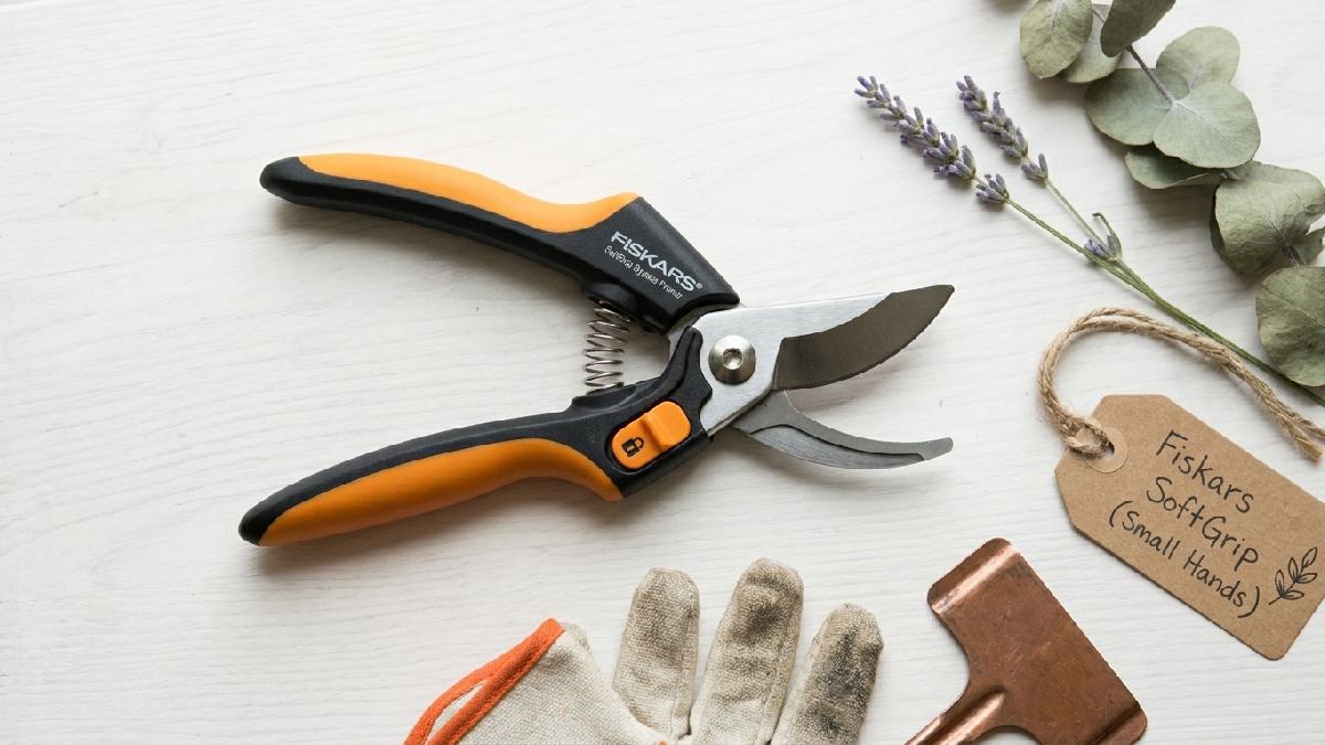 Fiskars SoftGrip bypass pruning shears for small hands showing cushioned non-slip handles low-friction steel blades and easy safety lock key features.